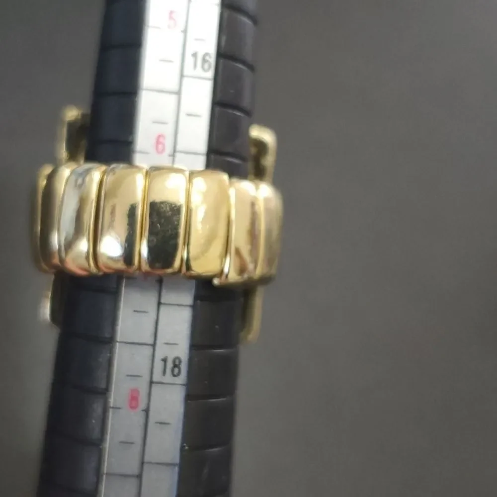 Letter P stretch ring